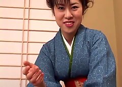 Asiatisk amatør Chinatsu Nakano tager en diller i hendes pus og mund