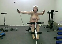 Solo mature woman having fun while dancing in the gym - Bohunka