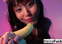 Marica Hase får en gaveæske med sex legetøj at bruge!