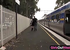 Coppia amatoriale scopa sul treno