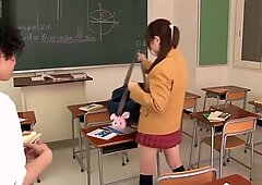 Die göttliche japanische Teenager-Hure Miku Airi bekam einen riesigen Cumshot in den Mund