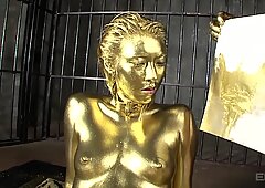 As japonesas mais sexy gaja pintadas em ouro penetraram para sua grande alegria