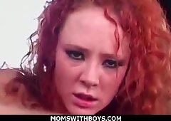 Momswithboys - unge rødhåret mamma svelger kuker for å leve