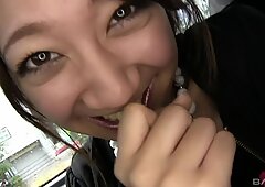 Suloinen japanilainen tyttö osaa imeä lihava munaa kunnolla