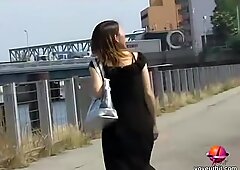 Шумни кльощави Cutie проблясва пухкава си вагина, когато акула грабва роклята й