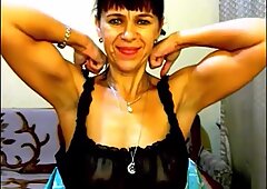 Ρωσίδα μιλφ flexes her good biceps on camera