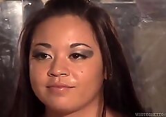 Buttet asiatisk tøs Mia Lelani bliver kneppet af en mørkhåret nørd