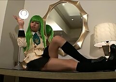 Sexy zelená paruka na japonce transvestita prstění její řitní díra