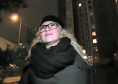 Къдрава коса блондинки в очила gets hot on vagina