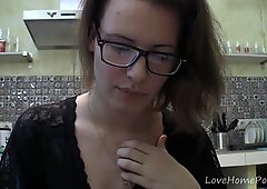 Rapariga solo com óculos conversando na cozinha
